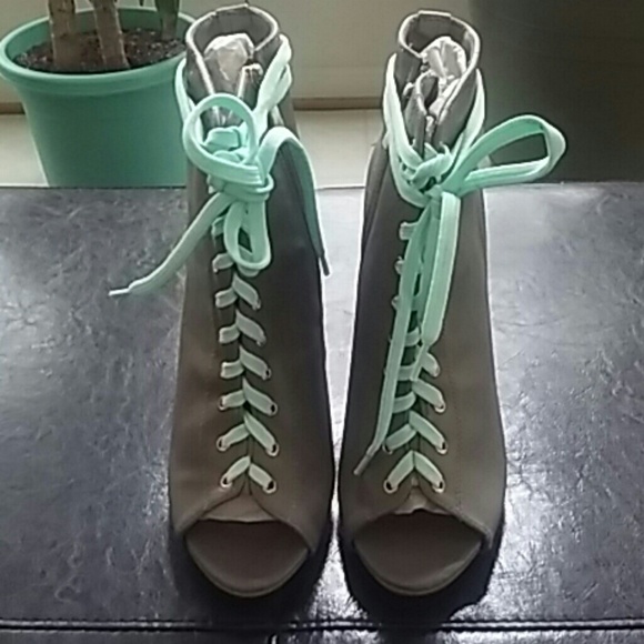 💰💰Rouge Ankle Booties💰💰 - Picture 3 of 8